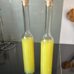 twee zelfgemaakte limoncello flessen