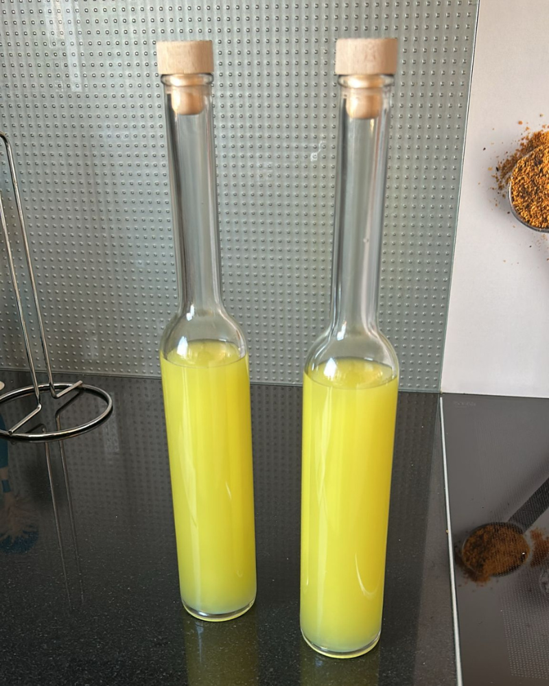 twee zelfgemaakte limoncello flessen