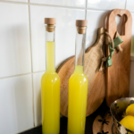 zelfgemaakte limoncello flessen