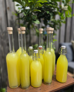 Flessen met limoncello